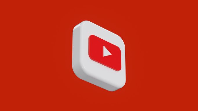 YouTube’un Yükselişi ve Dijital Görünürlük Dönemi Kırmızı bir arka plan üzerinde beyaz eğimli bir dikdörtgen bulunan YouTube logosu