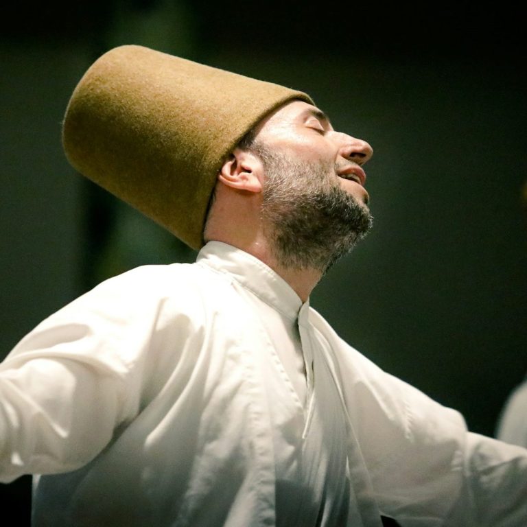 Mevlevi Sema – Ruhsal Dönüş ve Aşkın Hareket Meşk ile dans eden bir sufi
